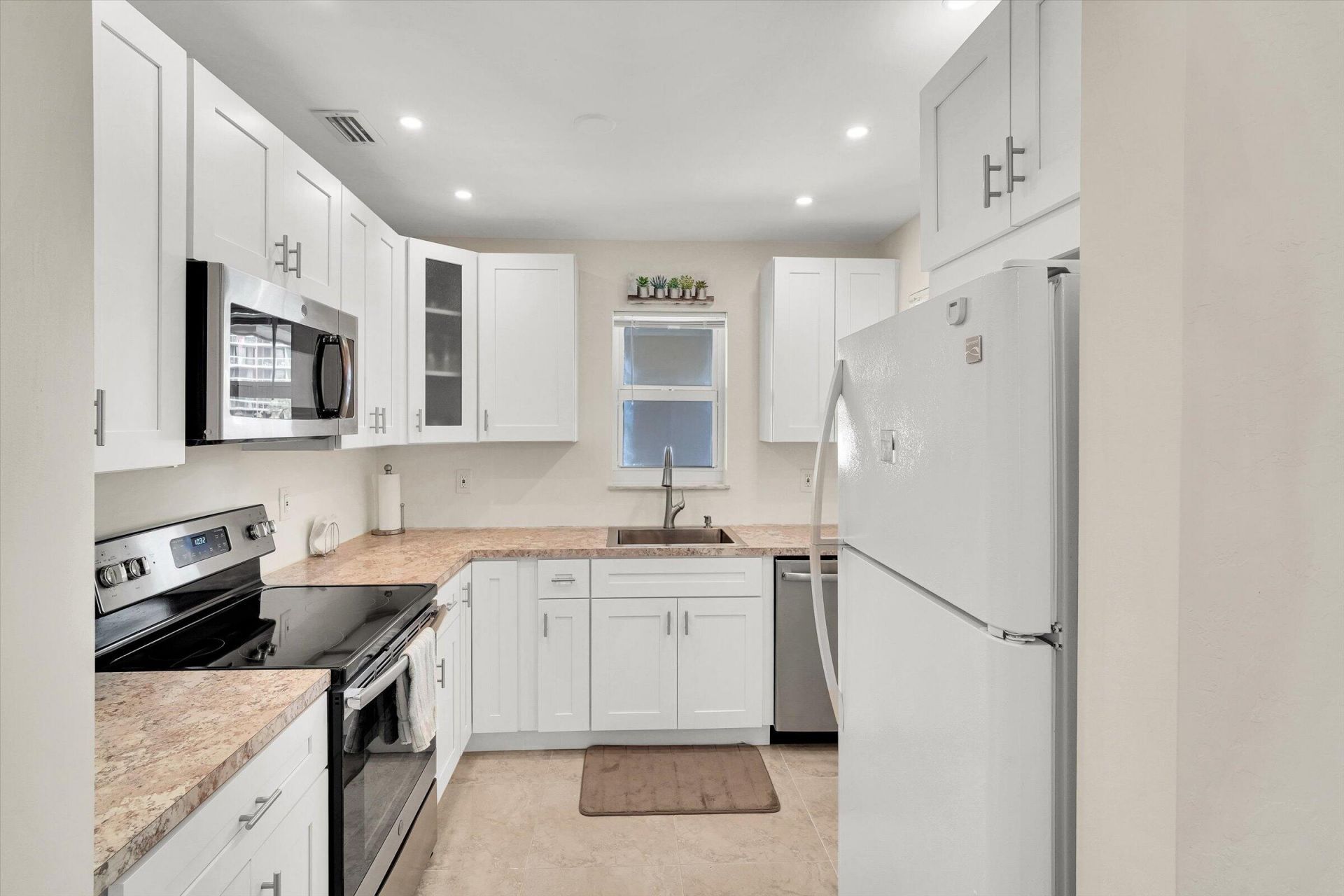 2600 Diana Drive, Unit 301, Hallandale Beach, FL 33009 Photo