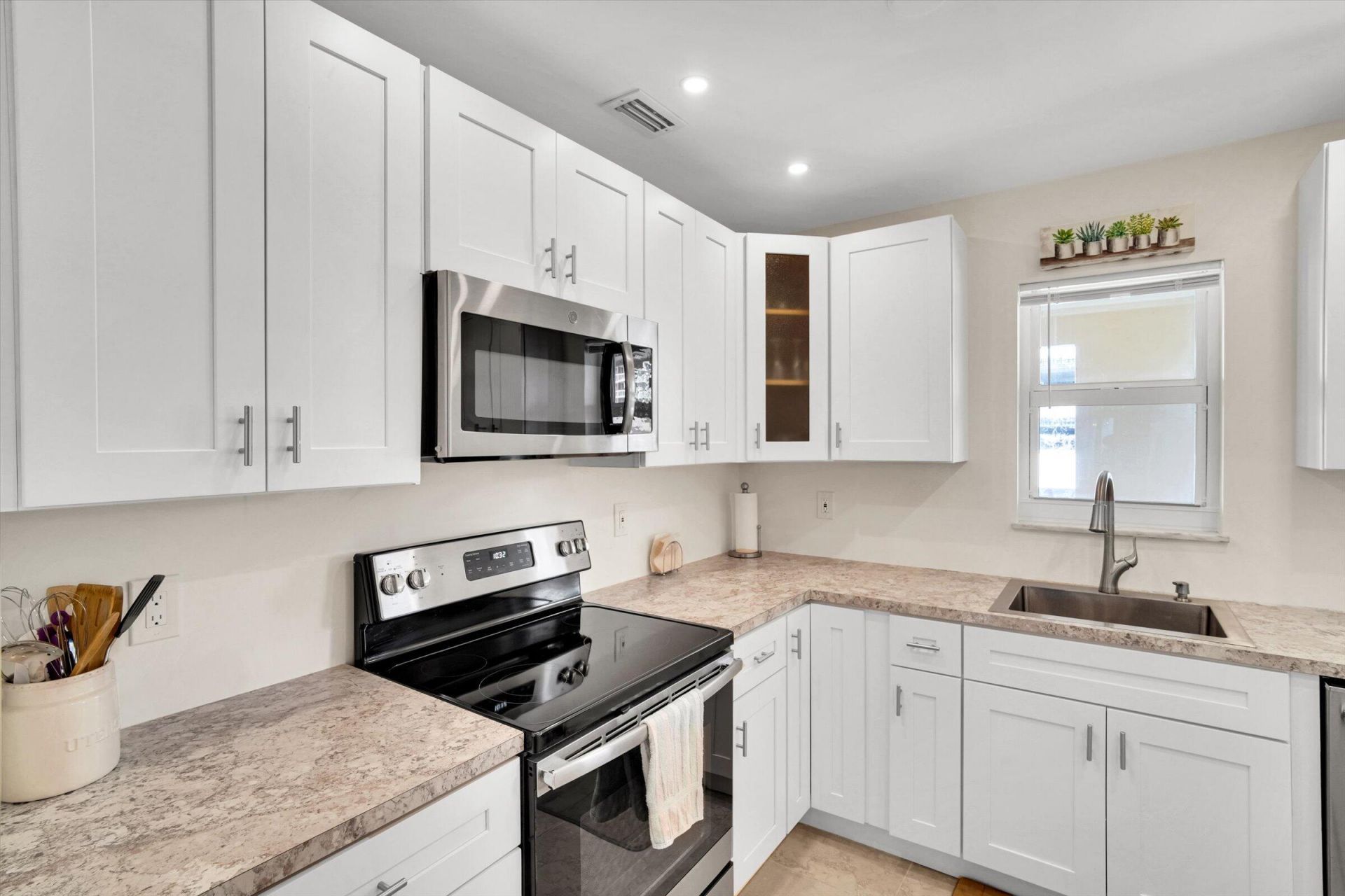 2600 Diana Drive, Unit 301, Hallandale Beach, FL 33009 Photo