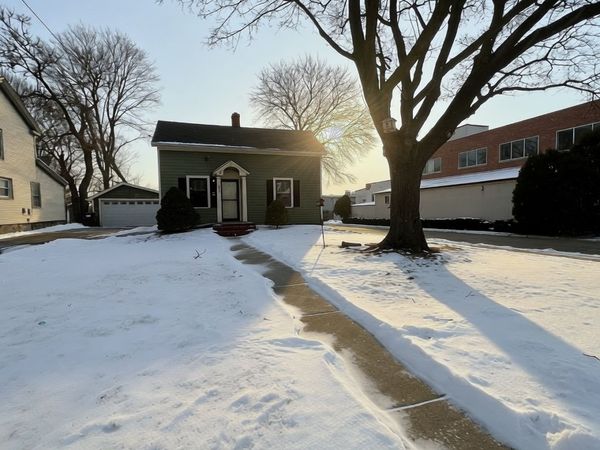 300 N Madison Street, Woodstock, IL 60098