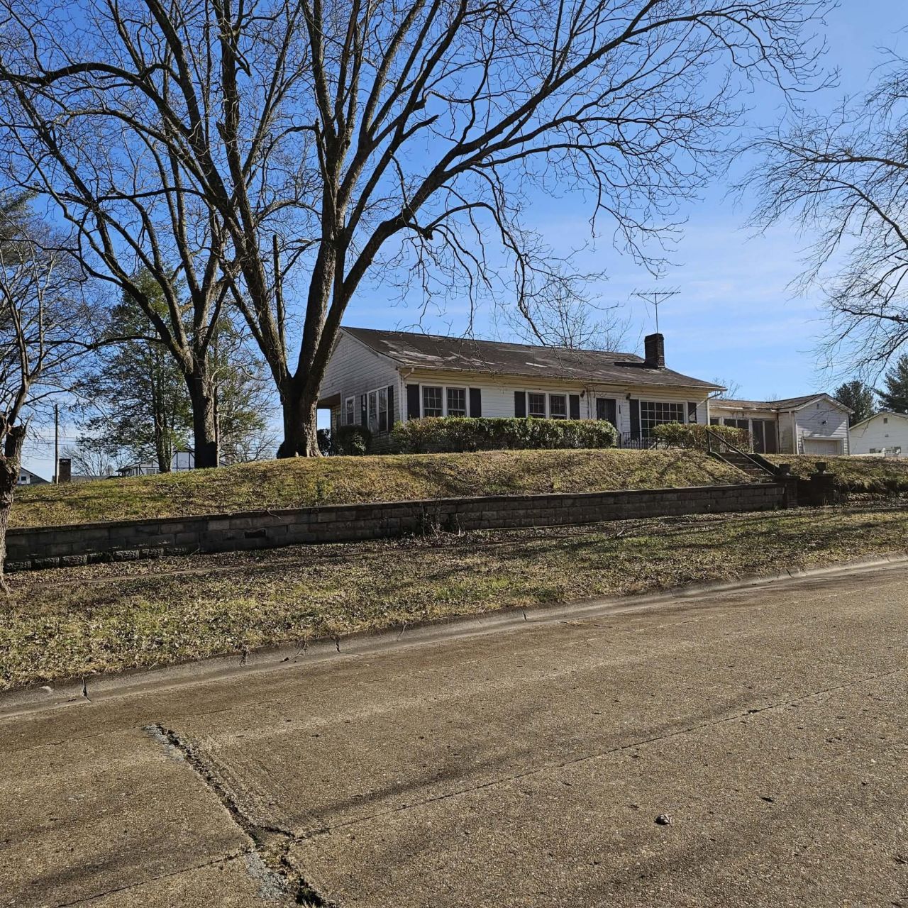 611 Holly Avenue, South Pittsburg, TN 37380 Main Photo