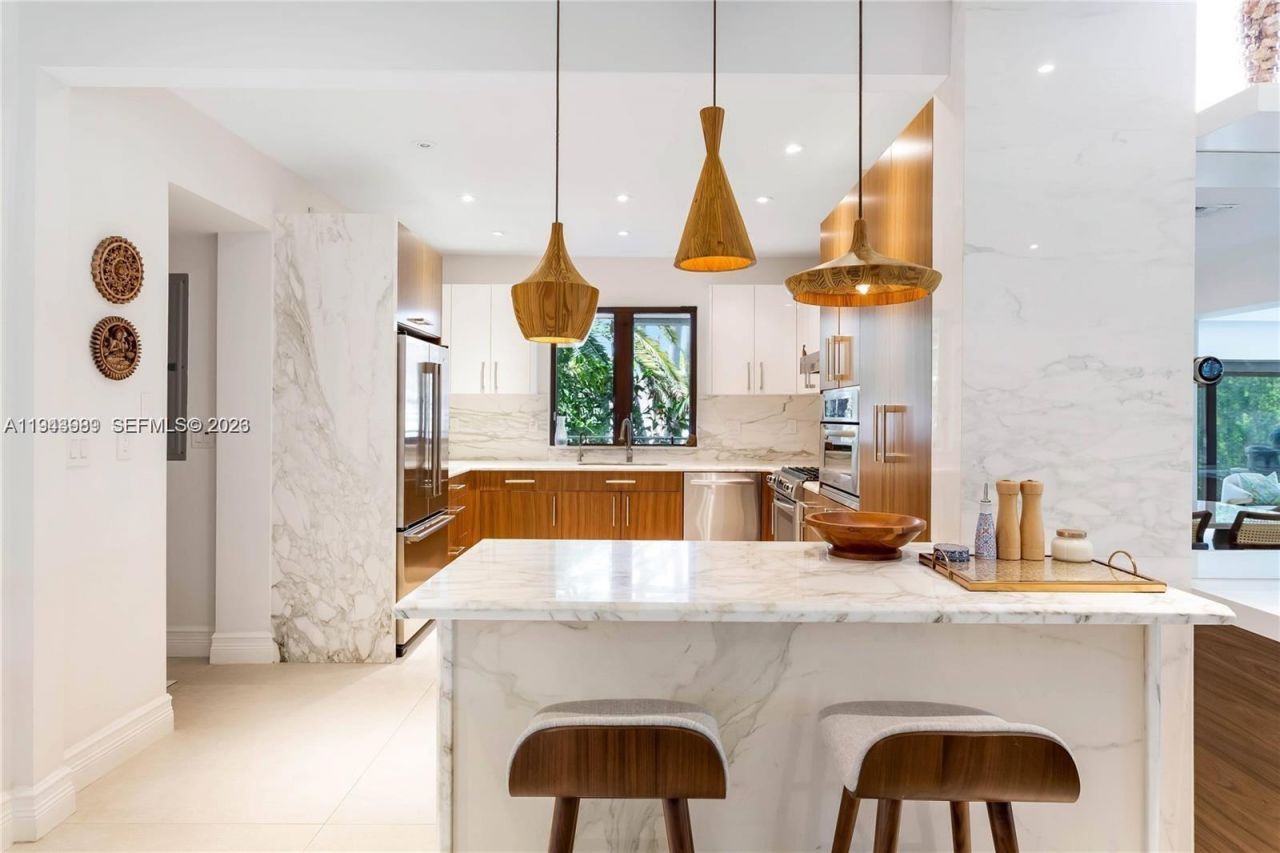 5911 Alton Rd, Miami Beach, FL 33140 Photo