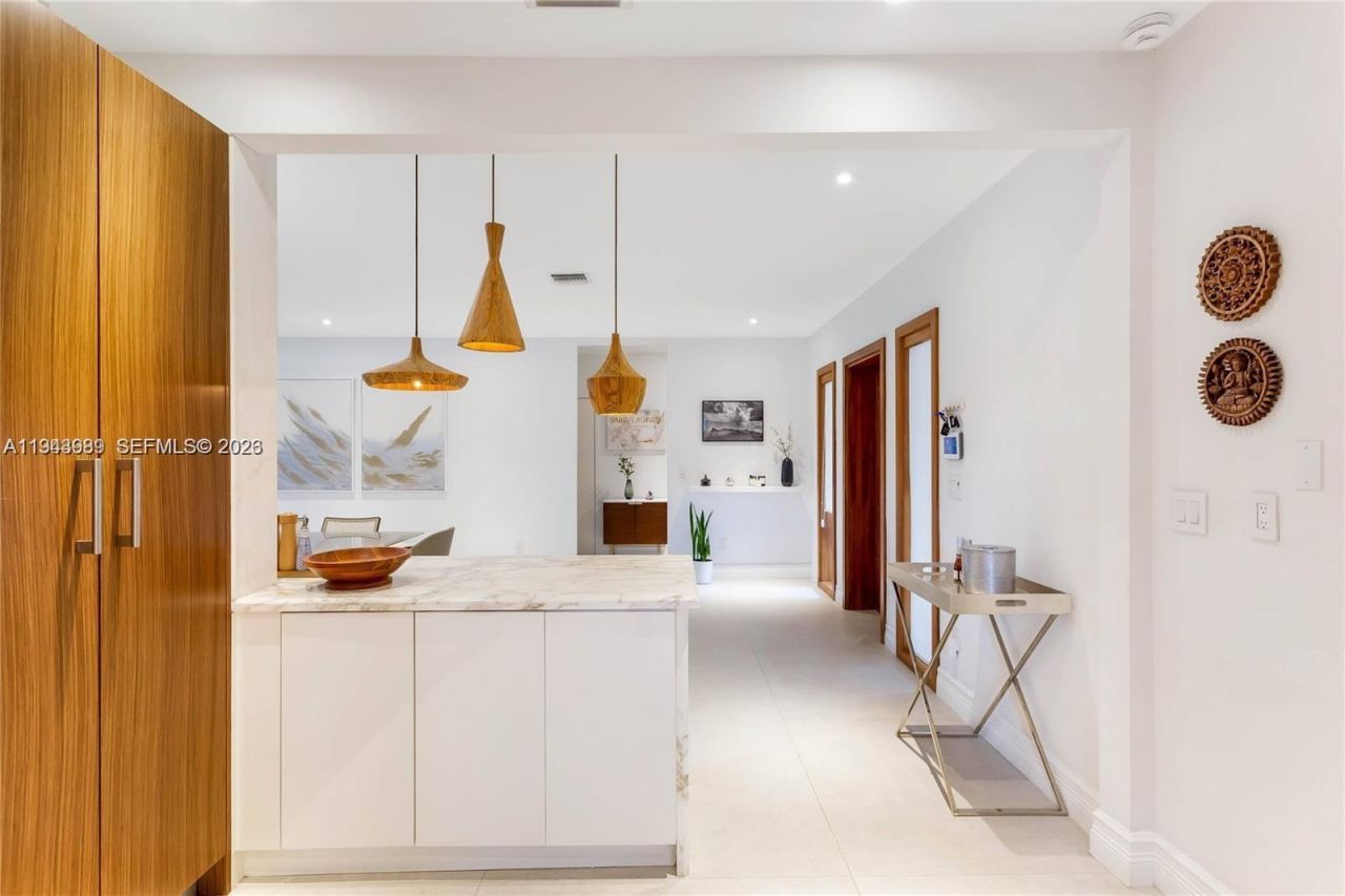 5911 Alton Rd, Miami Beach, FL 33140 Photo