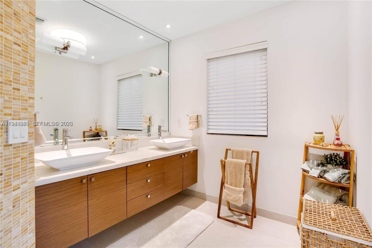 5911 Alton Rd, Miami Beach, FL 33140 Photo