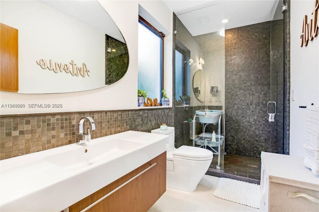 5911 Alton Rd, Miami Beach, FL 33140 Photo