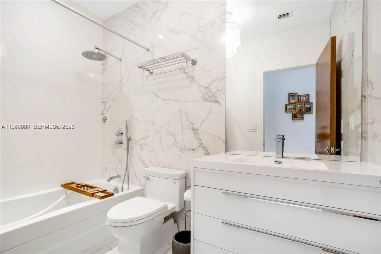 5911 Alton Rd, Miami Beach, FL 33140 Photo