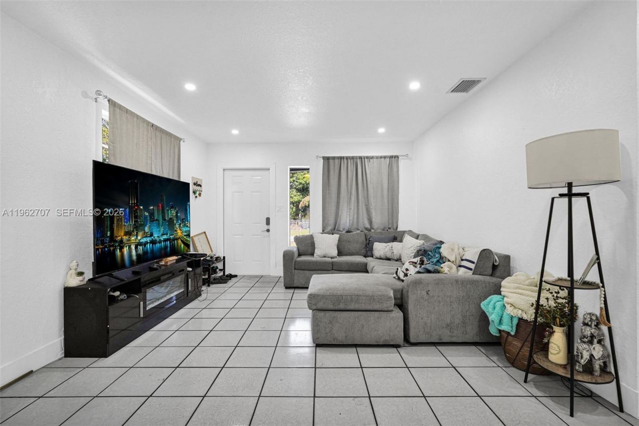 3280 NW 213th Ter , Miami Gardens, FL 33056 Photo