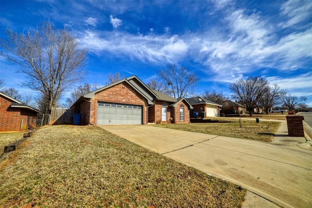 923 Castle Road, Edmond, OK 73034 Main Photo