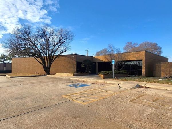 2033 Heritage Park Drive, Oklahoma City, OK 73120