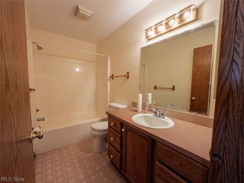 3210 S Billingsgate Circle NW, Canton, OH 44708 Photo 15