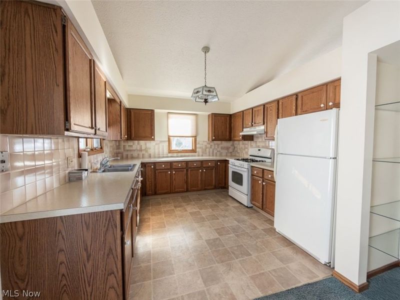 3210 S Billingsgate Circle NW, Canton, OH 44708 Photo 8