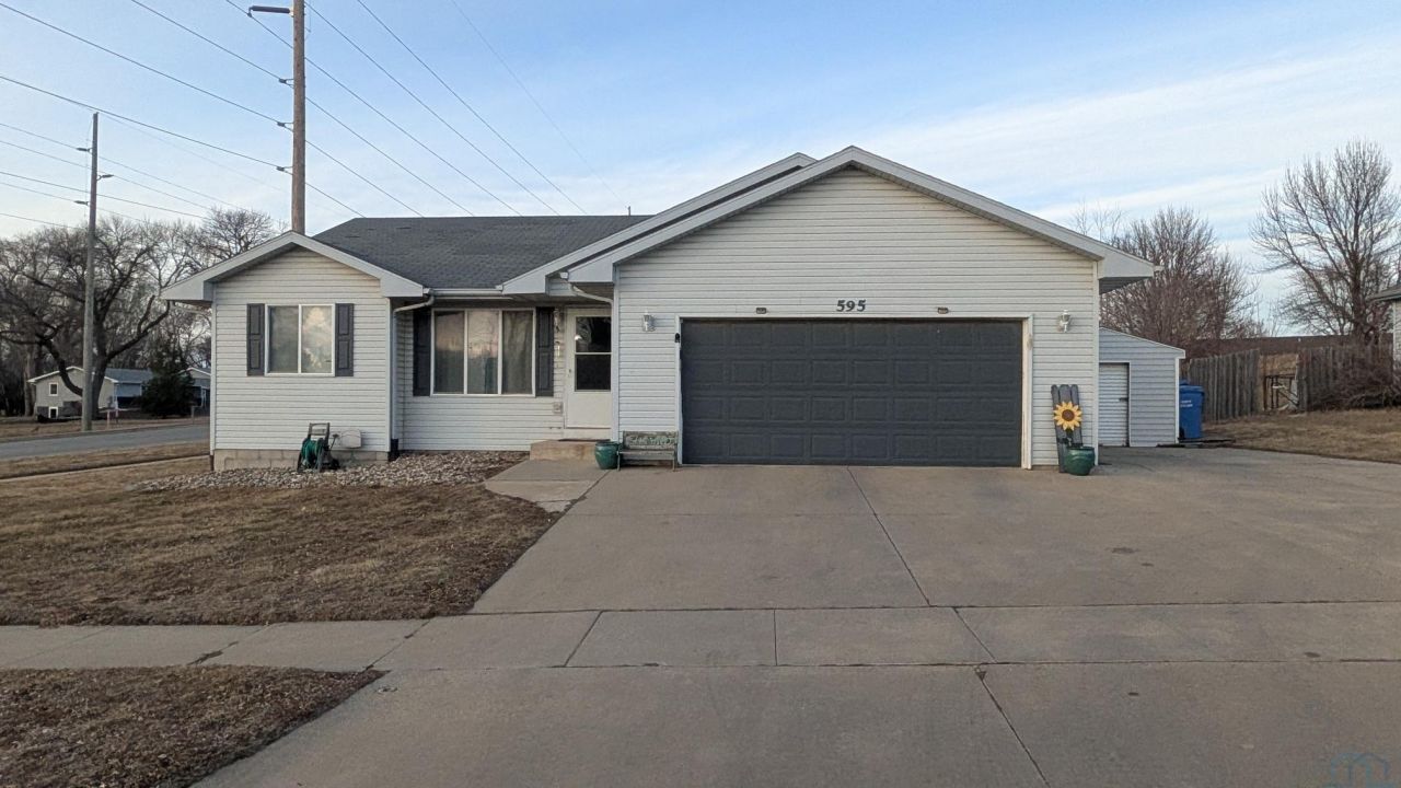 595 Countryside Dr, Lemars, IA 51031 Main Photo