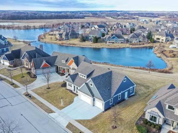 1525 Mohican TRAIL, Waukesha, WI 53189