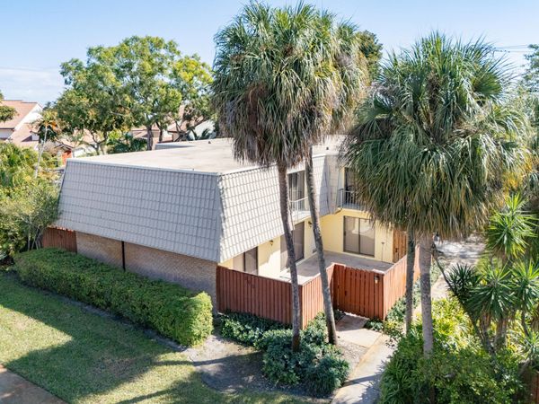 1700 Embassy Drive, Unit 305, West Palm Beach, FL 33401