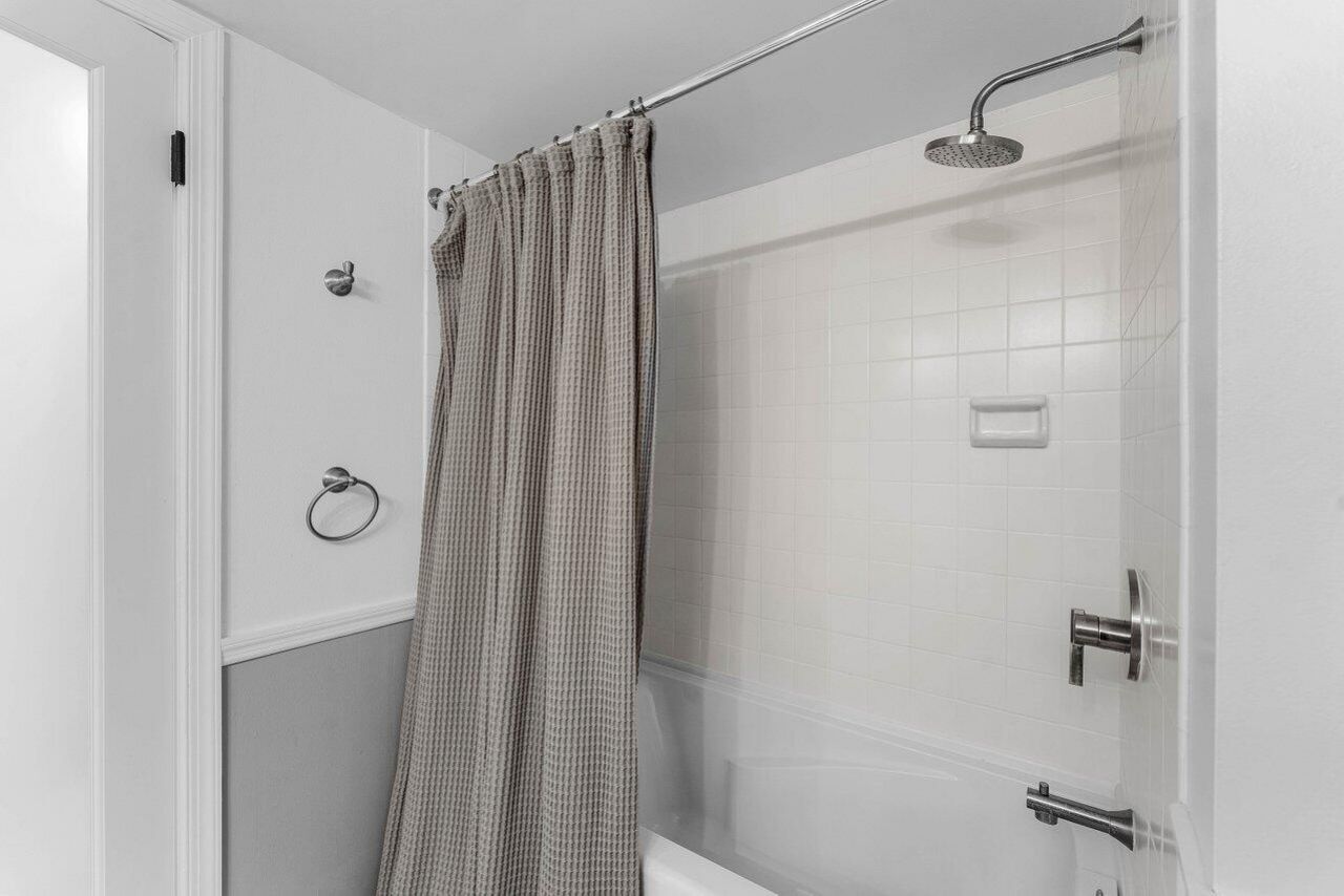 5420 N Ocean Drive, Unit 1605, Singer Island, FL 33404 Photo