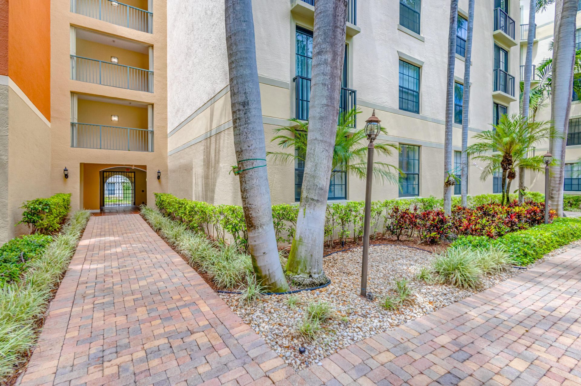 630 S Sapodilla Avenue, Unit 112, West Palm Beach, FL 33401 Photo