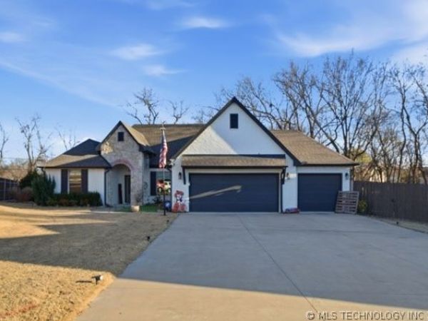 506 Castle Pines Circle, Claremore, OK 74019