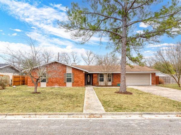 810 Vogel DR, Lockhart, TX 78644