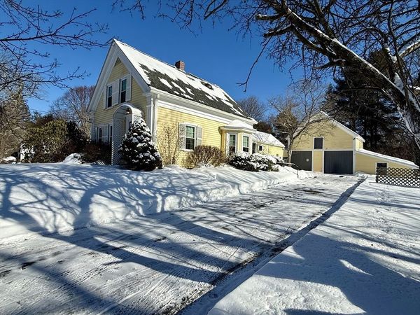 8 Winthrop St, Medway, MA 02053