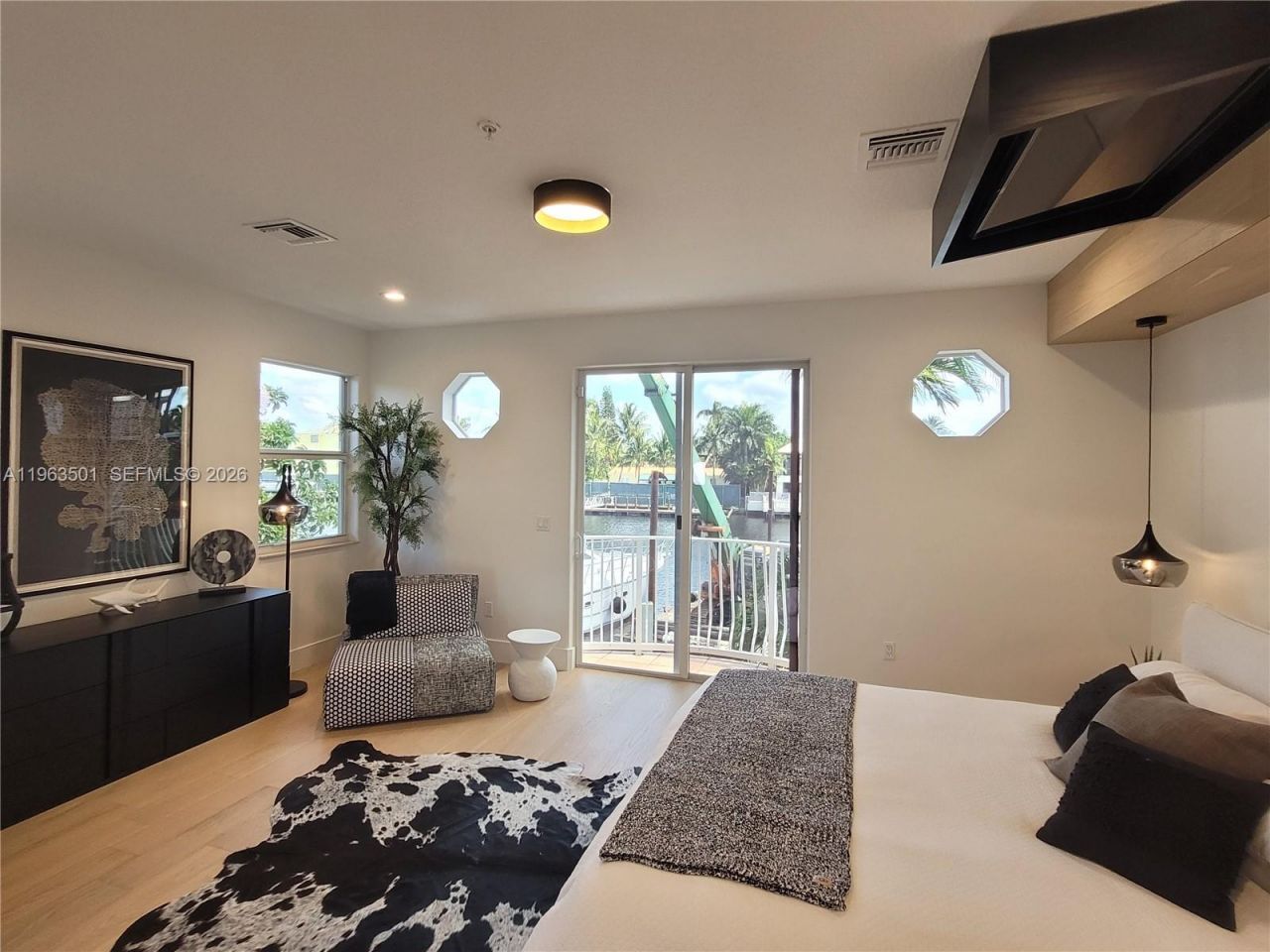 1372 Bayview Dr, Fort Lauderdale, FL 33304 Photo