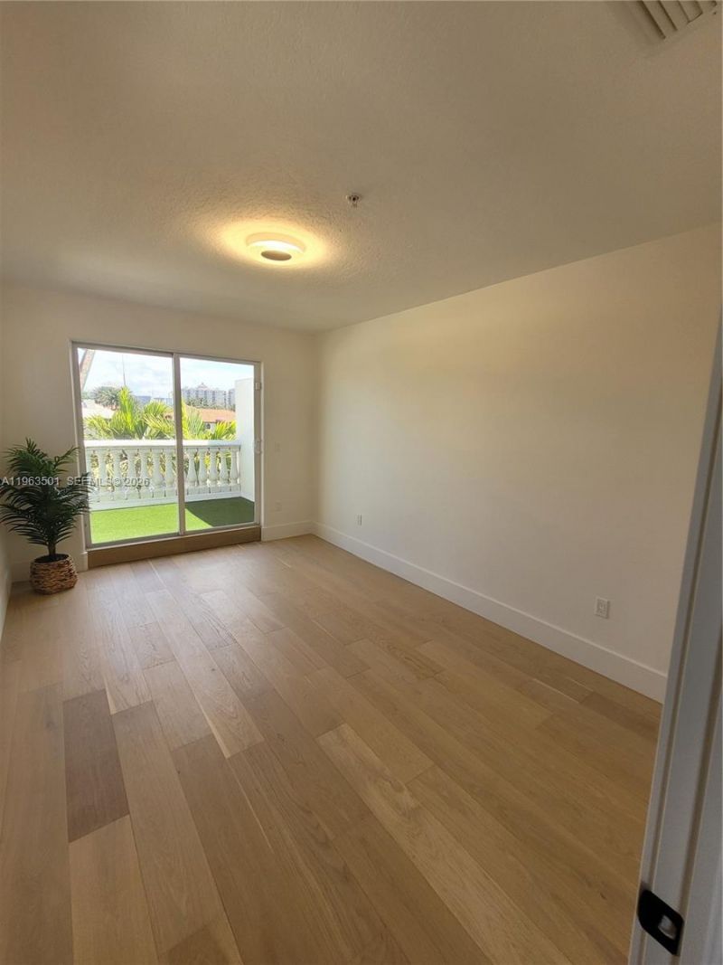 1372 Bayview Dr, Fort Lauderdale, FL 33304 Photo