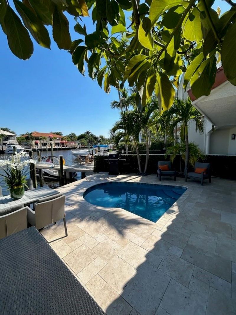 1372 Bayview Dr, Fort Lauderdale, FL 33304 Photo