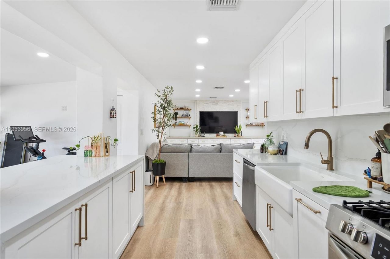 7810 NW 174th Ter, Hialeah, FL 33015 Photo