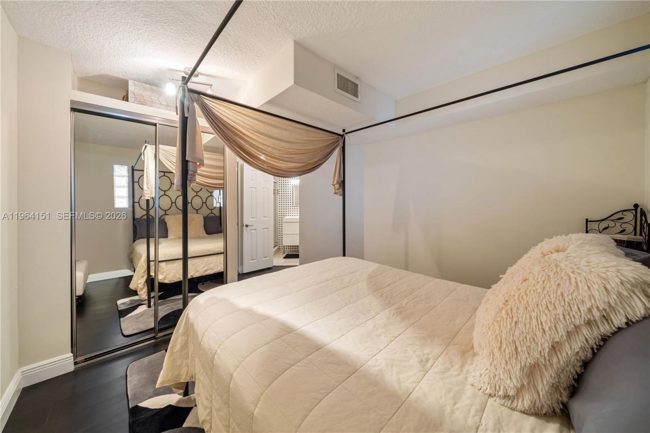 2750 NE 183rd St , Unit 401, Aventura, FL 33160 Photo