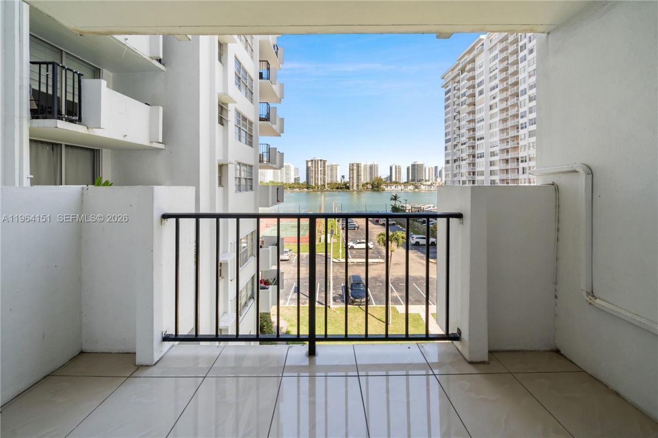 2750 NE 183rd St , Unit 401, Aventura, FL 33160 Photo