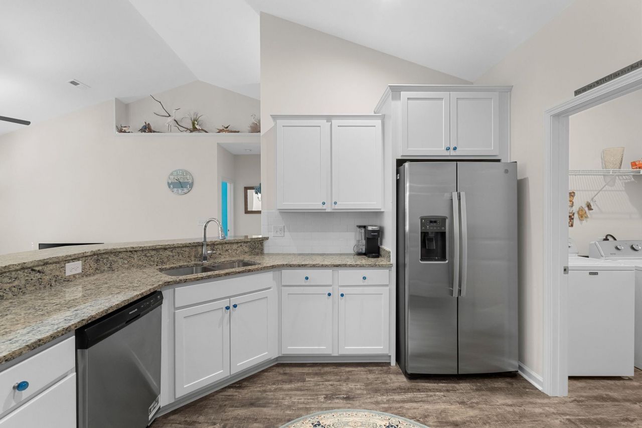 549 Rose Ave. Photo 23