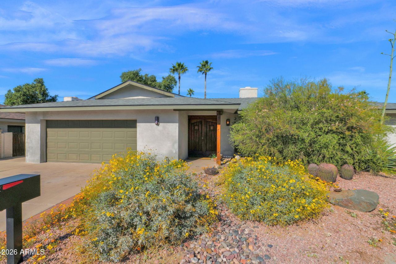 2818 E Calaveros Drive, Phoenix, AZ 85028 Main Photo