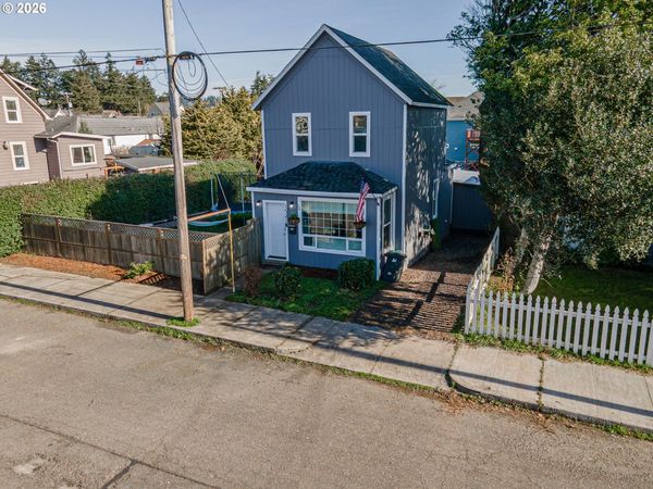 1541 UNION AVE, North Bend, OR 97459