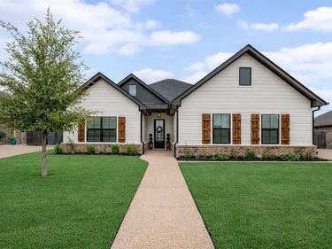 808 Gallant Fox Road, Hewitt, TX 76643