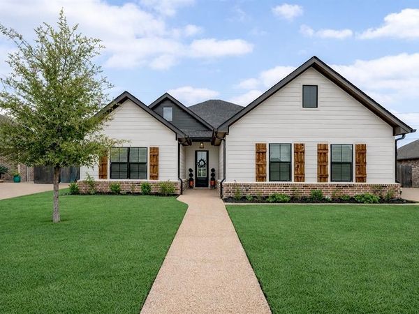 808 Gallant Fox Road, Hewitt, TX 76643