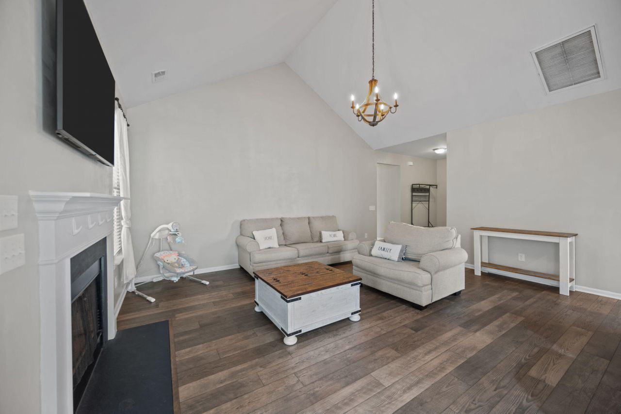 2010 Triple Crown Lane Photo 6