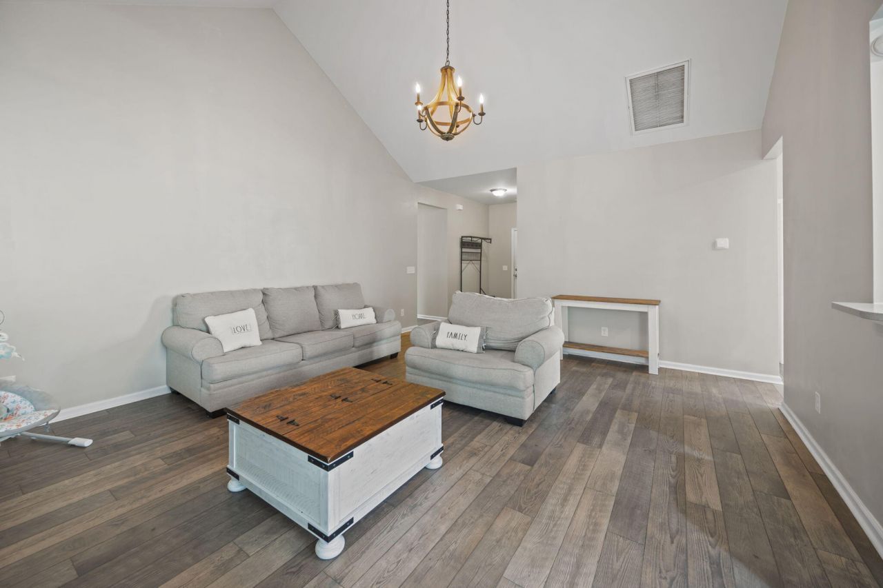 2010 Triple Crown Lane Photo 7