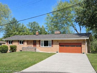 4264 Woodstock Road, Waterford Twp, MI 48328