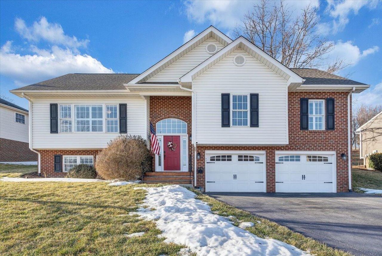 2525 Fountain Ln, Vinton, VA 24179 Main Photo