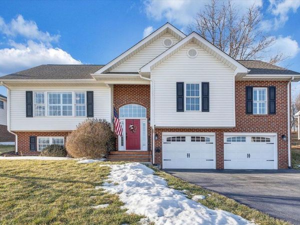 2525 Fountain LN, Vinton, VA 24179