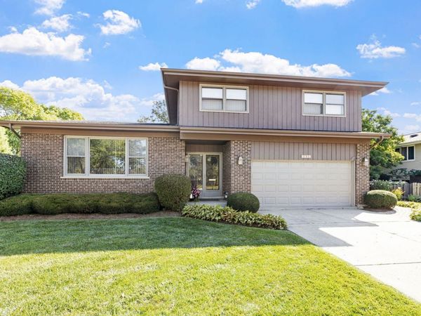 2439 N Windsor Drive, Arlington Heights, IL 60004