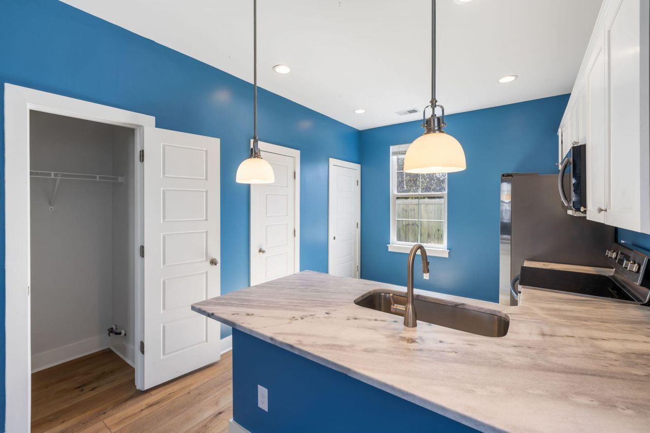 2021 Comstock Avenue Photo 14