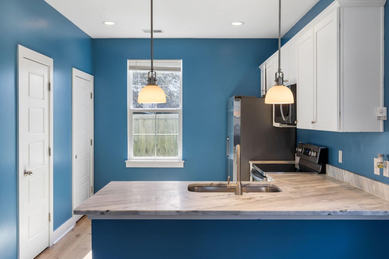 2021 Comstock Avenue Photo 16