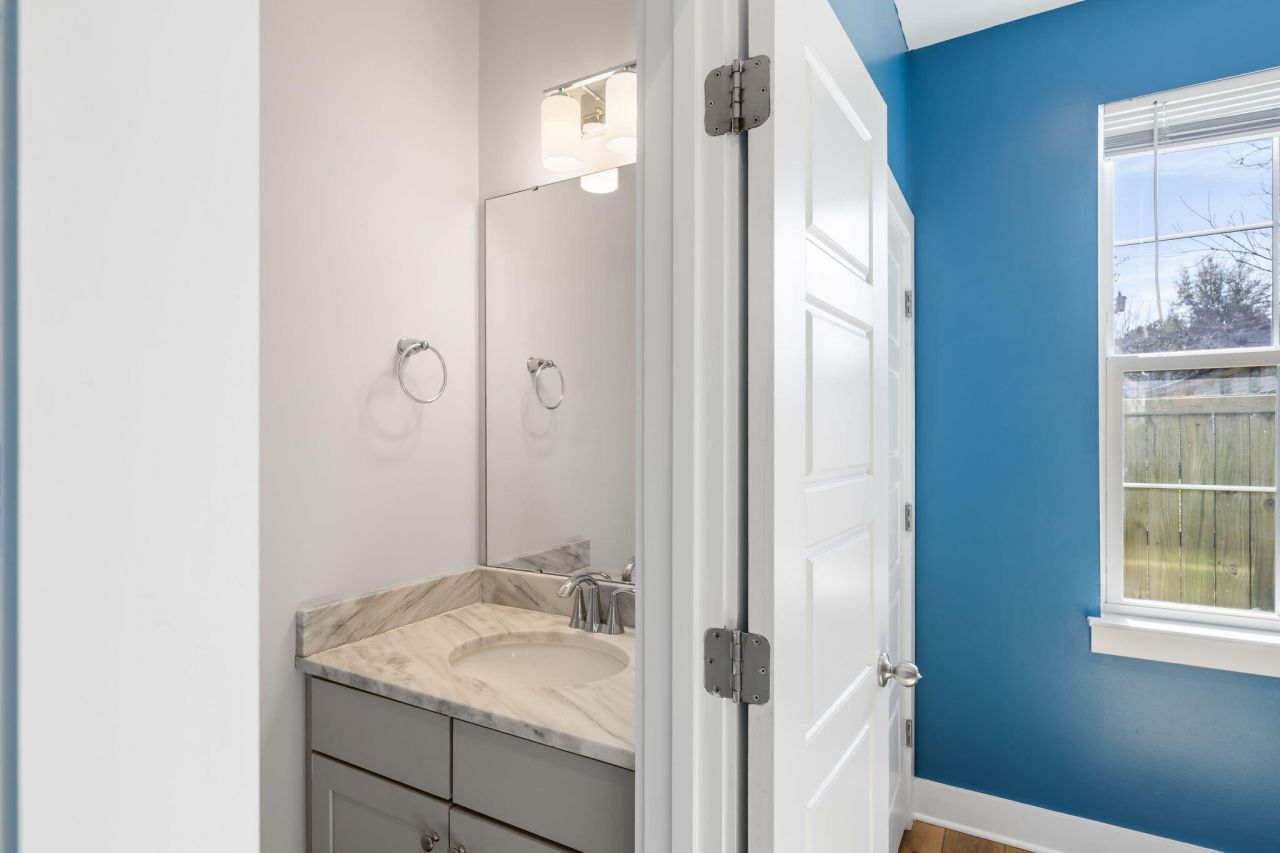 2021 Comstock Avenue Photo 17