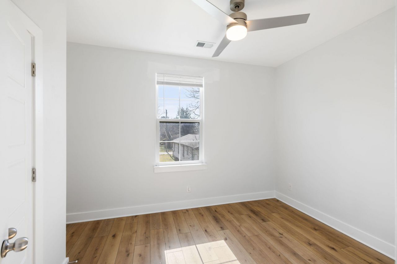 2021 Comstock Avenue Photo 18