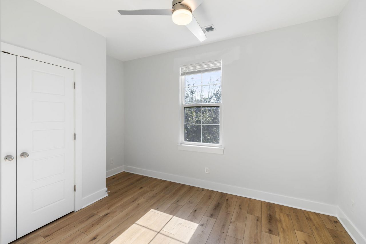 2021 Comstock Avenue Photo 19