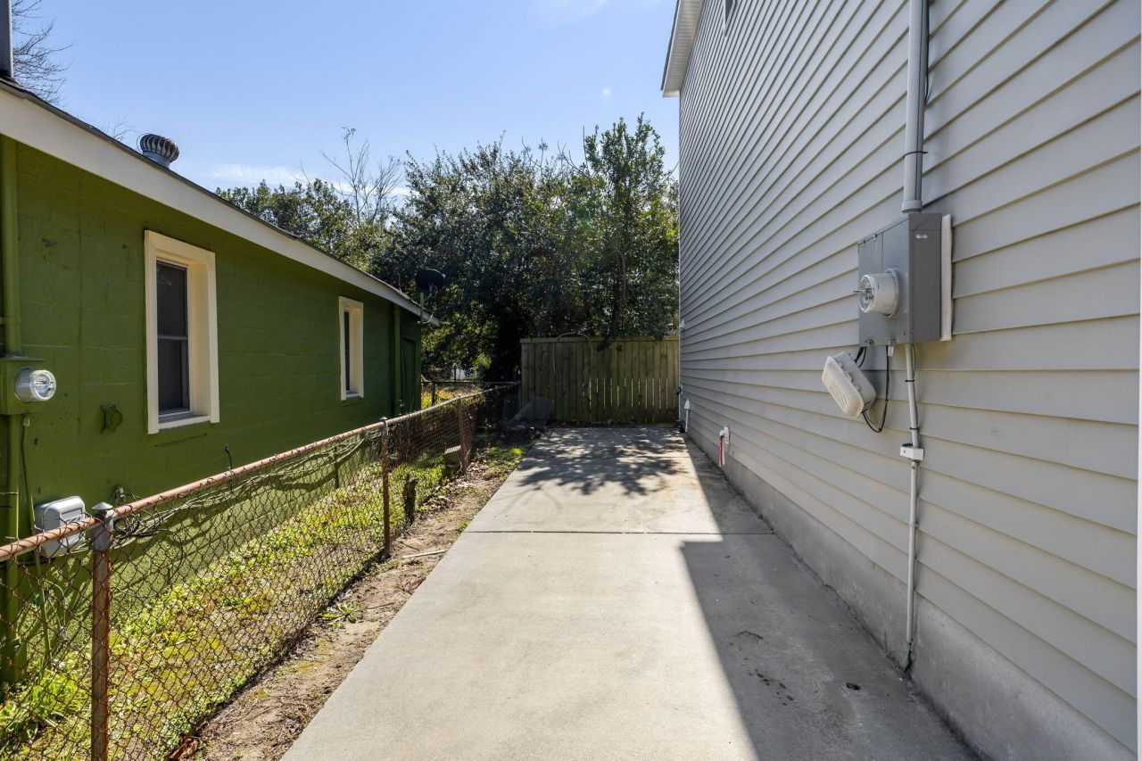 2021 Comstock Avenue Photo 26