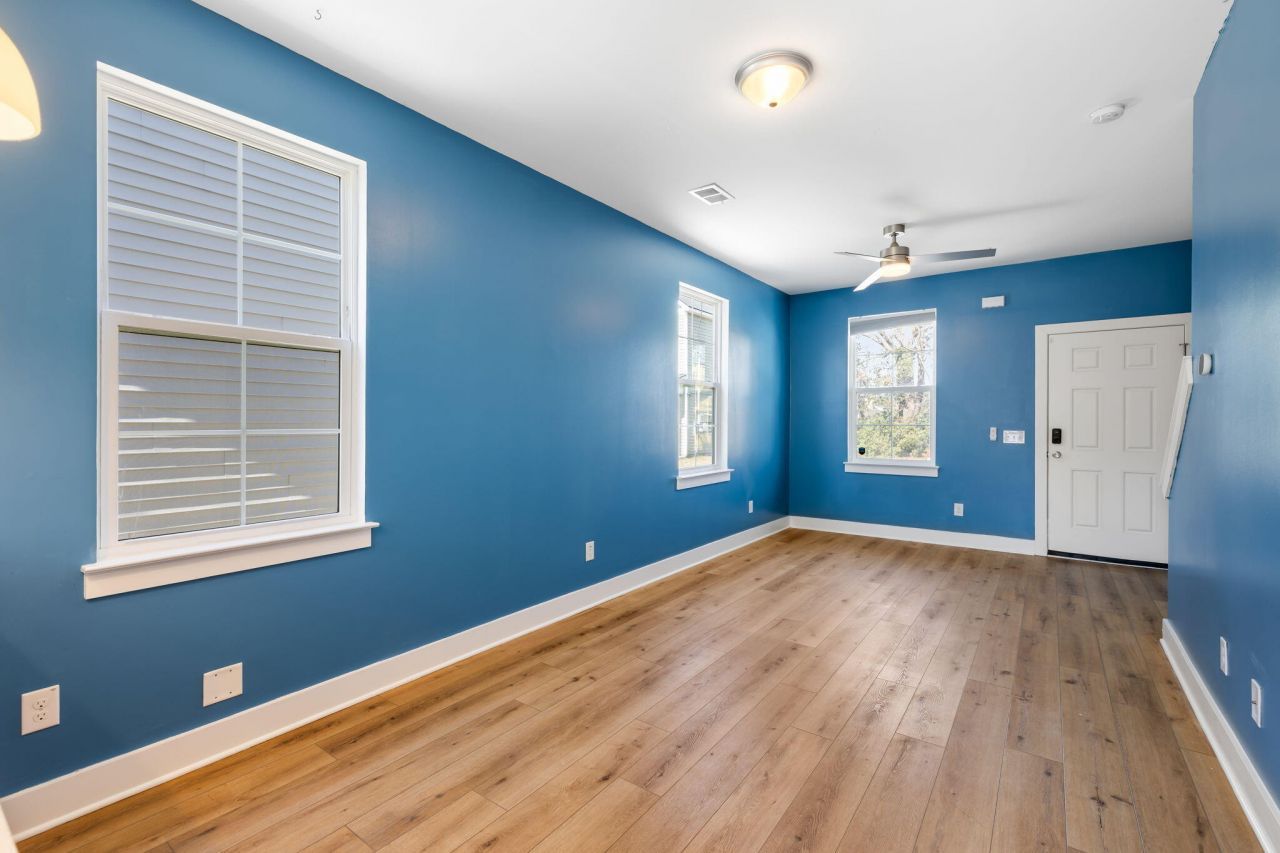 2021 Comstock Avenue Photo 3