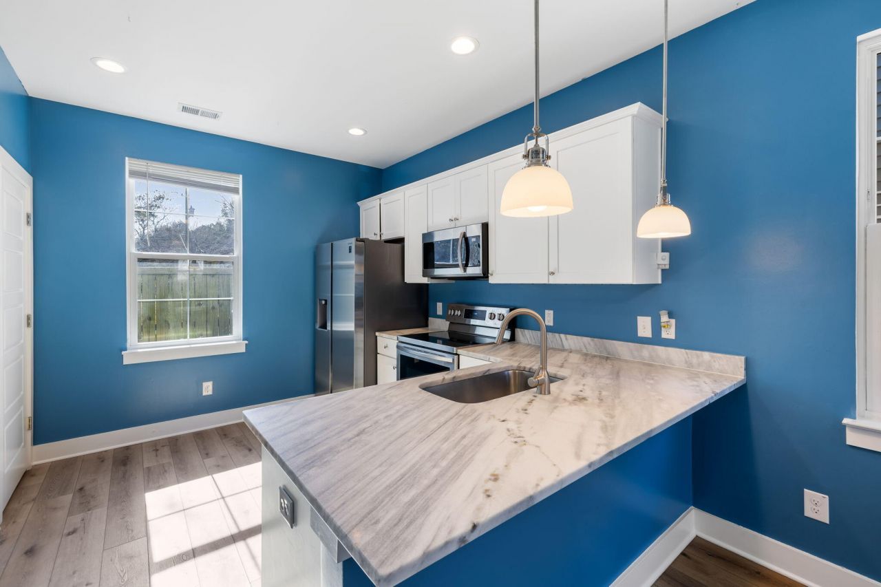 2021 Comstock Avenue Photo 9