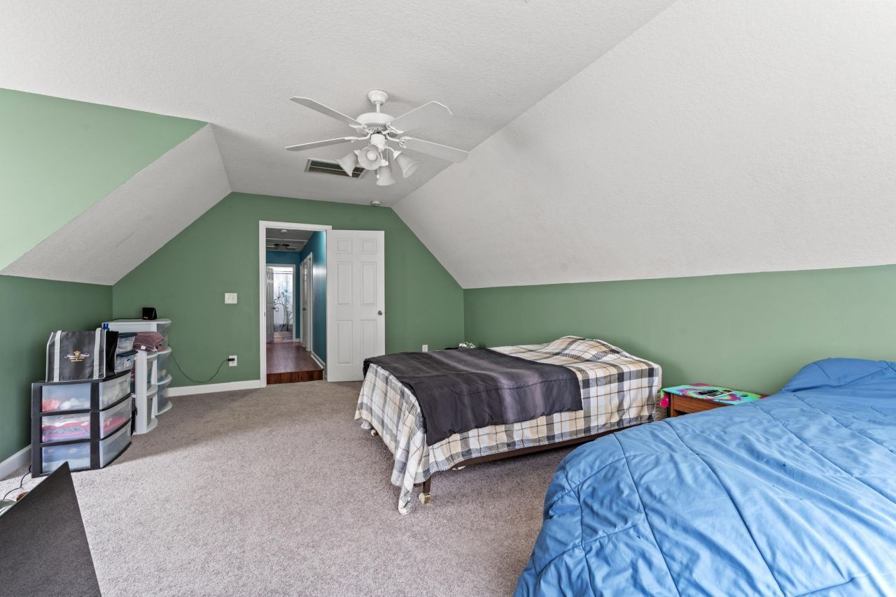 141 Red Cedar Ave. Photo 10