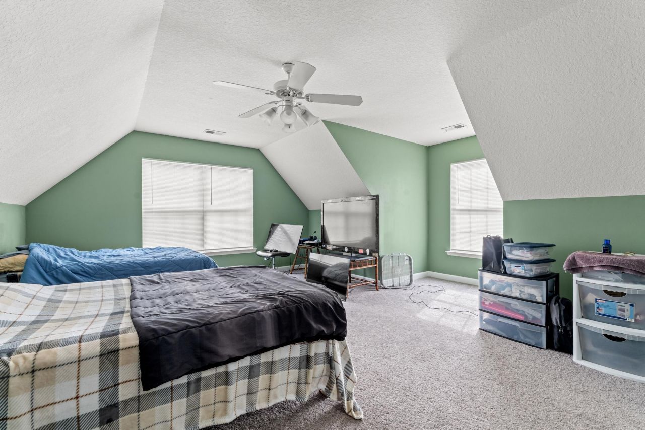 141 Red Cedar Ave. Photo 9