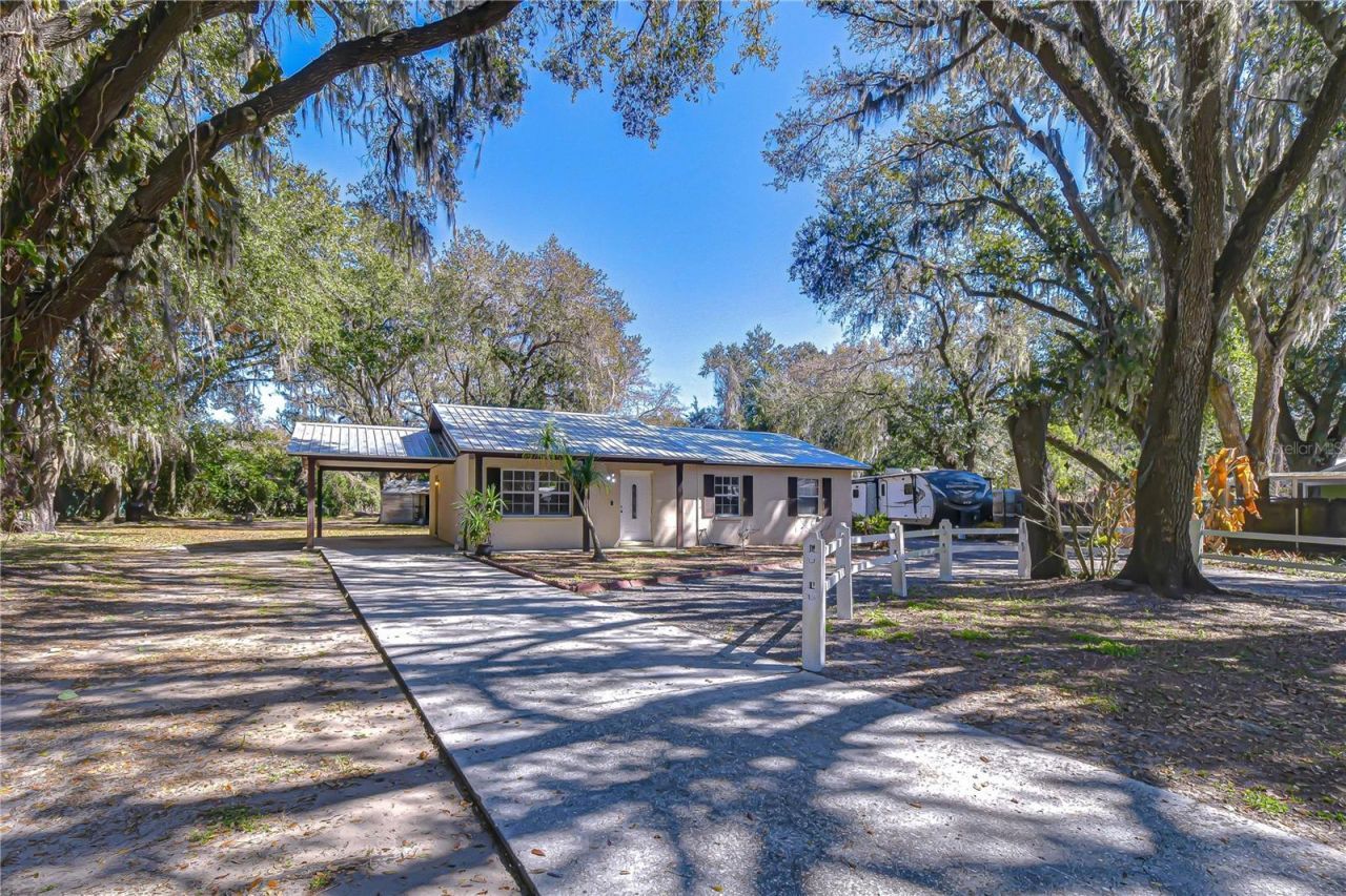 2002 E Willow Dr, Plant City, FL 33566 Main Photo